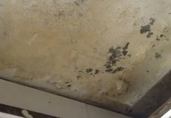 理塘阳台漏水维修公司分享下理塘卫生间渗水维修需要注意哪些问题。
